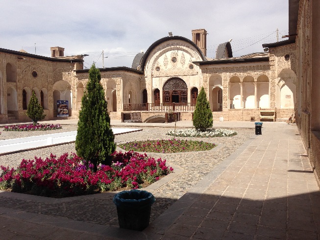 حیاط اصلی خانه طباطبایی ها کاشان